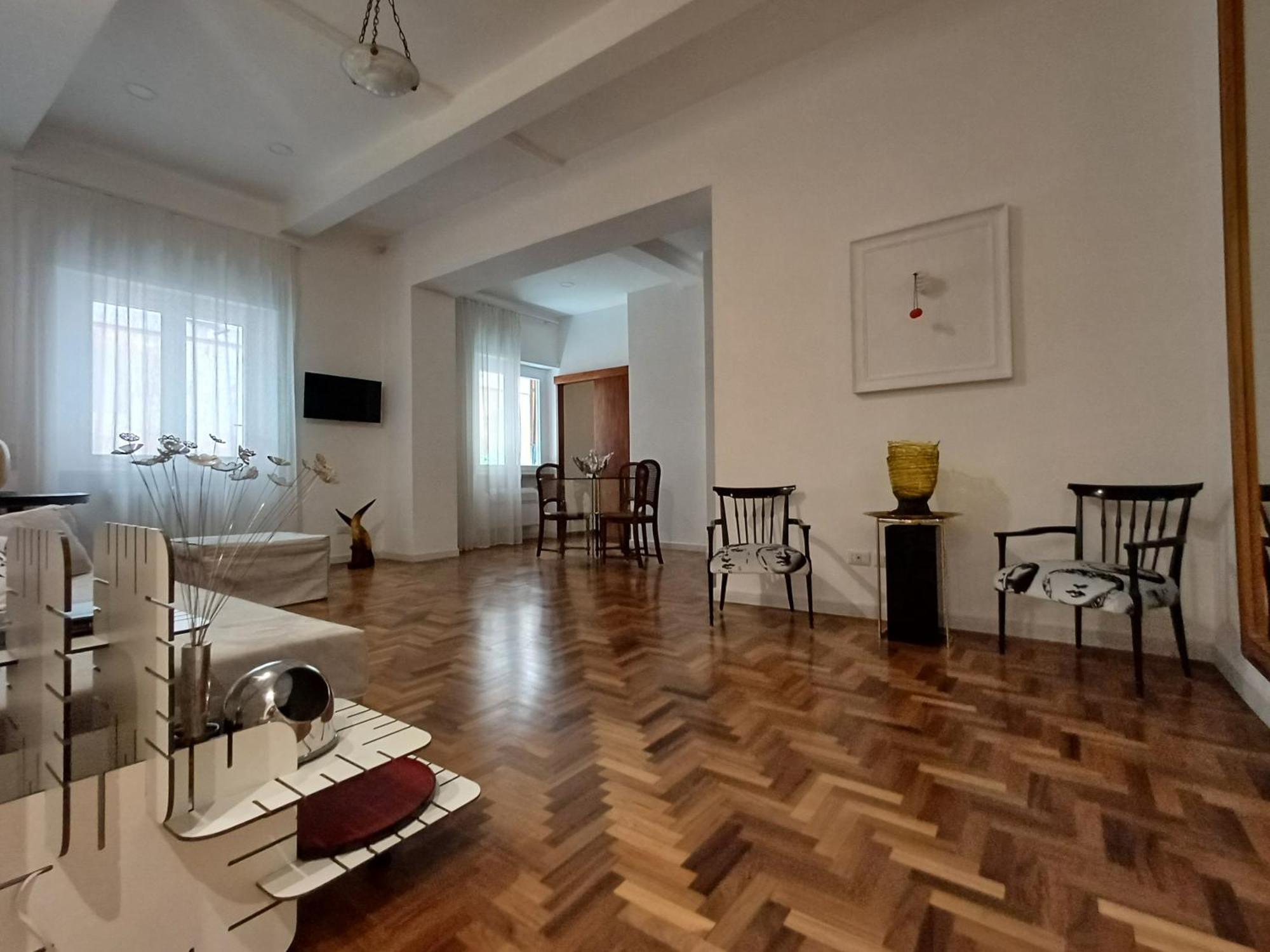 Piano 2 Apartment *